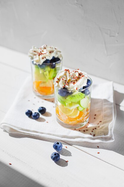 Salade de fruits sains avec crème fouettée