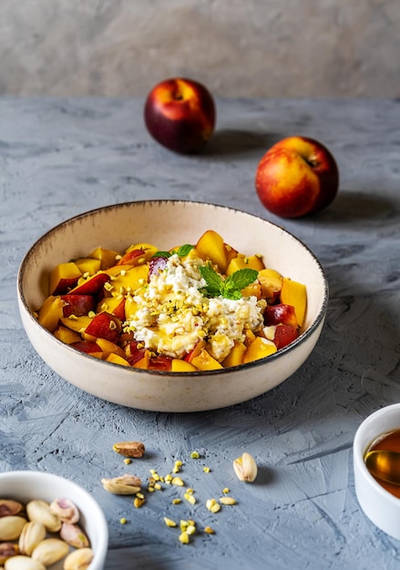 Salade de fruits sains avec crème de nectarine ricotta aux pistaches et au miel