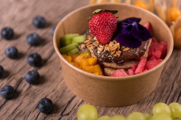 Salade de fruits sur une table en bois.