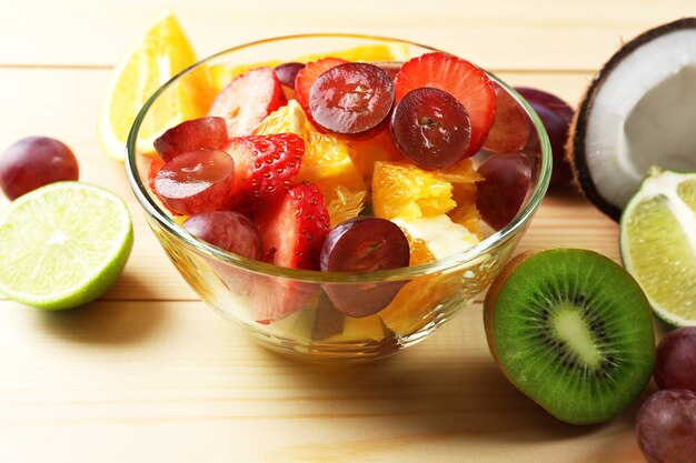 Salade de fruits sur table