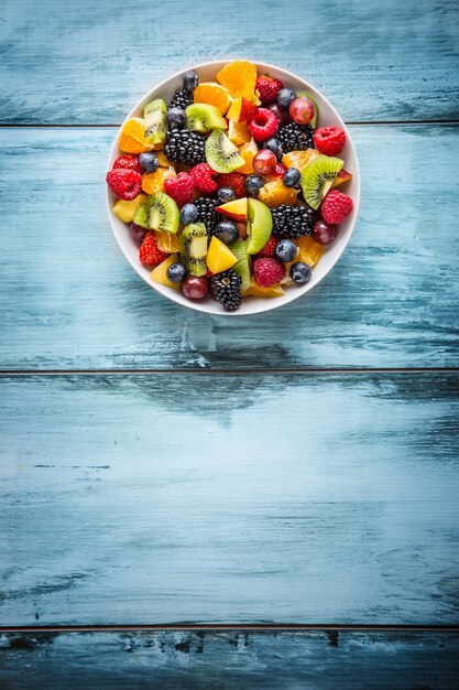 Salade de fruits tropicaux mélangés frais de fruits Bol de salade de fruits frais sains morts et concept de remise en forme