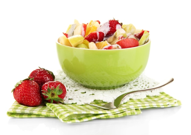 Salade de fruits utile de fruits frais et de baies dans un bol isolé sur blanc