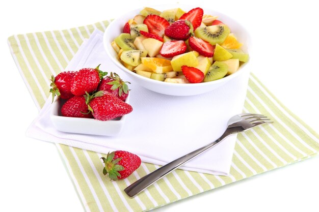 Salade de fruits utile de fruits frais et de baies dans un bol isolé sur blanc