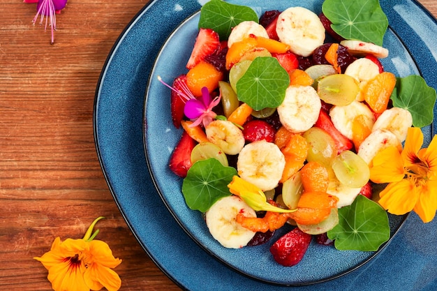 Salade de fruits végétarienne à la capucine