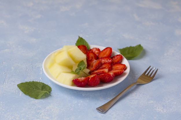 Salade de fruits végétariens biologiques frais sur une assiette.