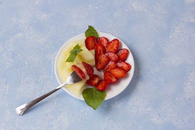 Salade de fruits végétariens biologiques frais sur une assiette.