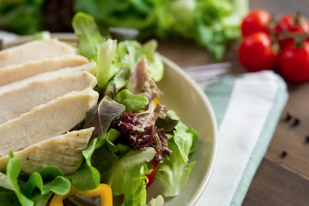 Salade garnie de poitrine de poulet sans peau