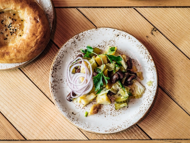 Salade géorgienne authentique avec pommes de terre aux haricots rouges