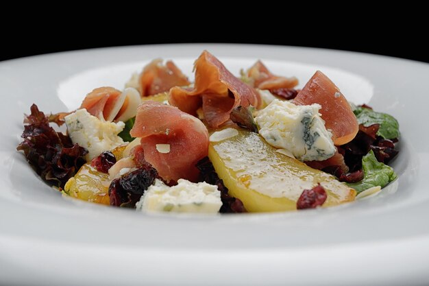 Salade gourmande au jambon de poire fromage et noix