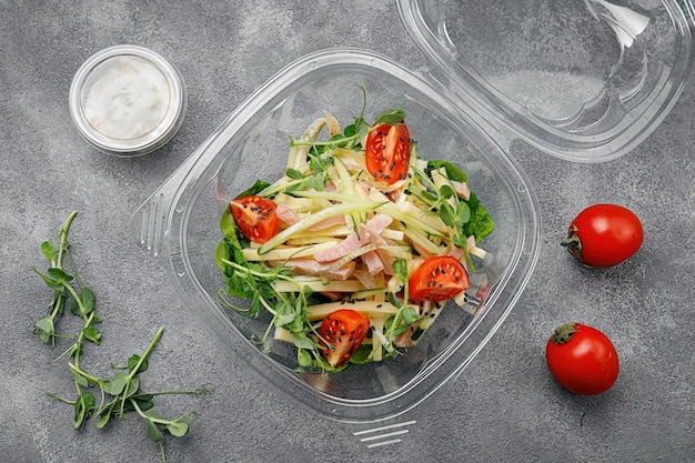 Salade Gourmande en Boîte Légumes Frais Fromage et Viande