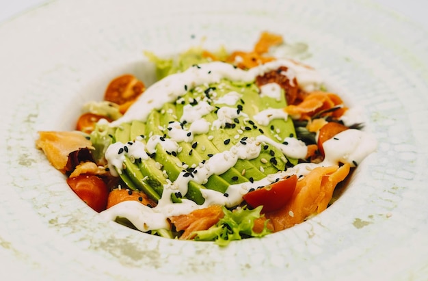 Salade gourmande de saumon et avocat