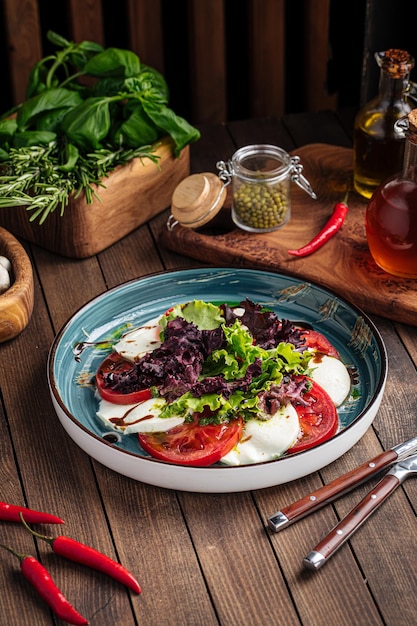 Salade gourmande de tomates et mozzarella caprese