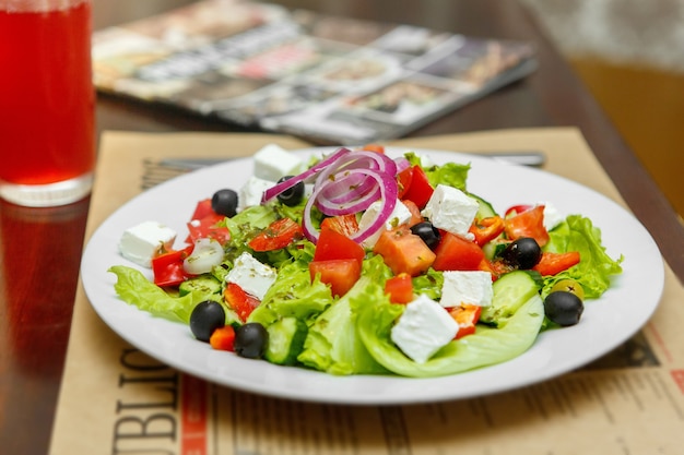 Salade grecque sur une assiette blanche