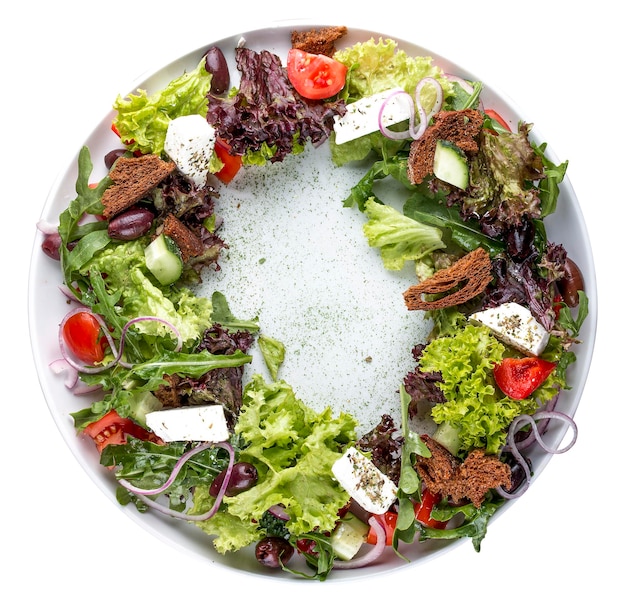 Salade grecque sur une assiette ronde