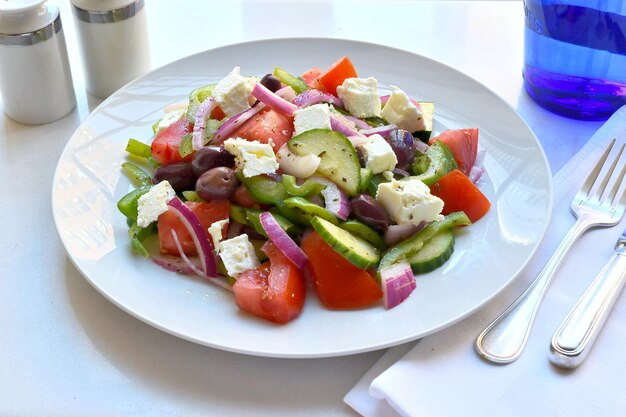 Salade grecque sur une assiette