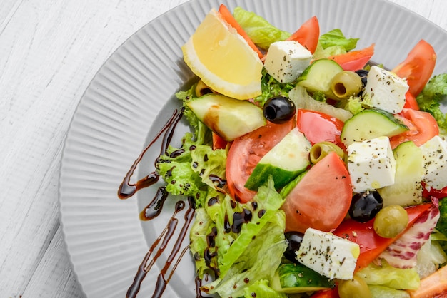 Salade grecque aux légumes et épices