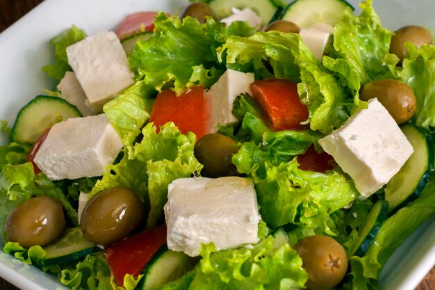 Salade grecque aux légumes frais fromage feta olives noires et biscottes