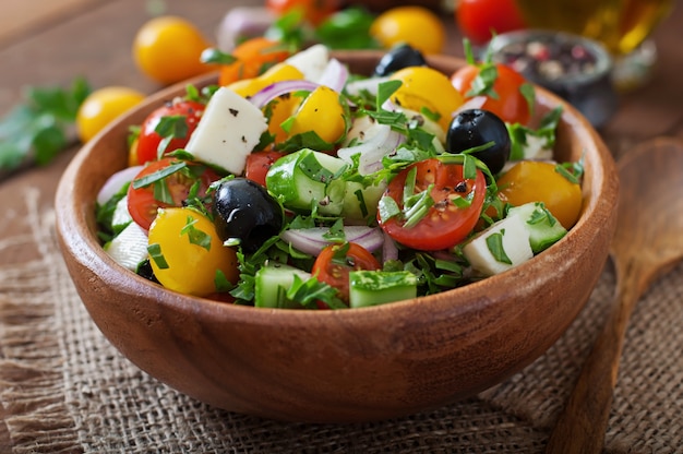 Salade grecque aux légumes frais, fromage feta et olives noires