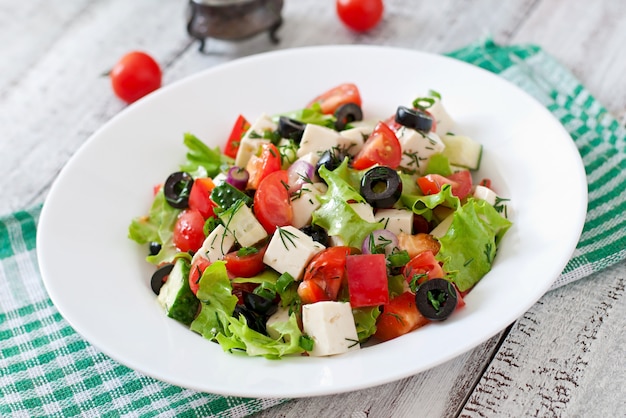 Salade grecque aux légumes frais, fromage feta et olives noires