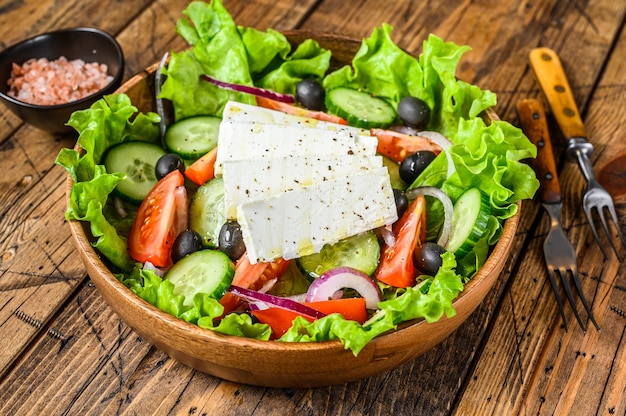 Salade grecque aux légumes frais et fromage feta. table en bois. Vue de dessus.