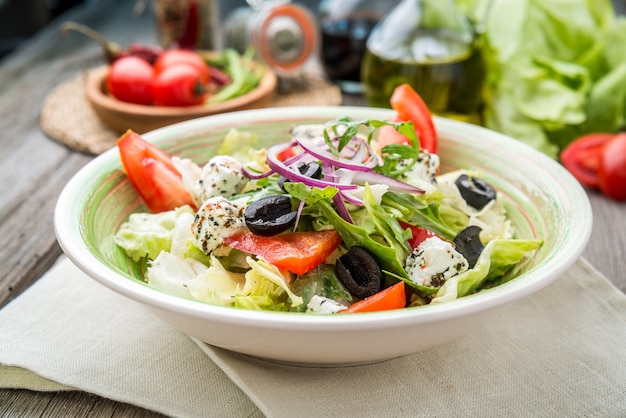 Salade grecque aux légumes frais, fromage feta