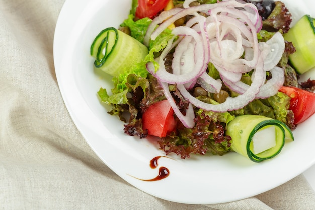 Salade grecque aux légumes frais, fromage feta