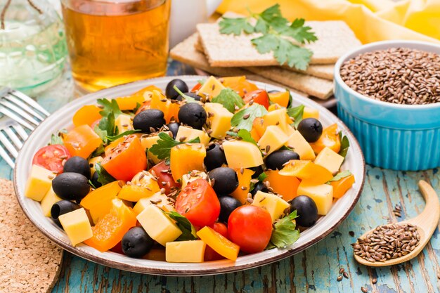 Salade grecque aux légumes frais sur une table en bois