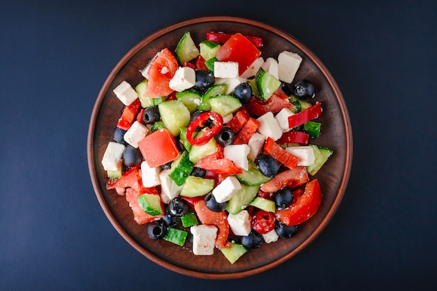 Salade grecque aux tomates, concombres et feta