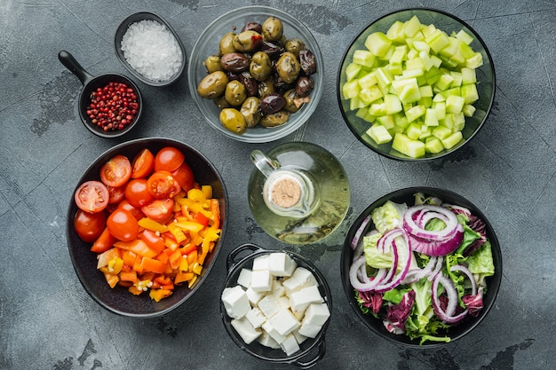 Salade grecque aux tomates, poivrons, olives et fromage feta