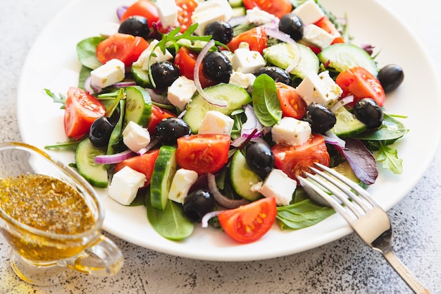 Salade grecque de concombre frais tomate oignon rouge fromage feta et olives à l'huile d'olive Vue de dessus d'aliments sains