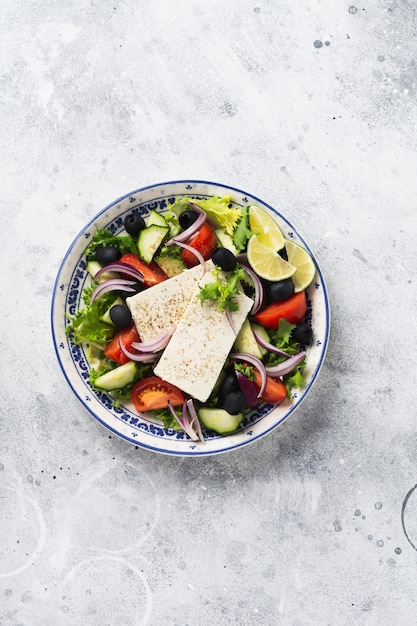 Salade grecque dans une assiette en céramique