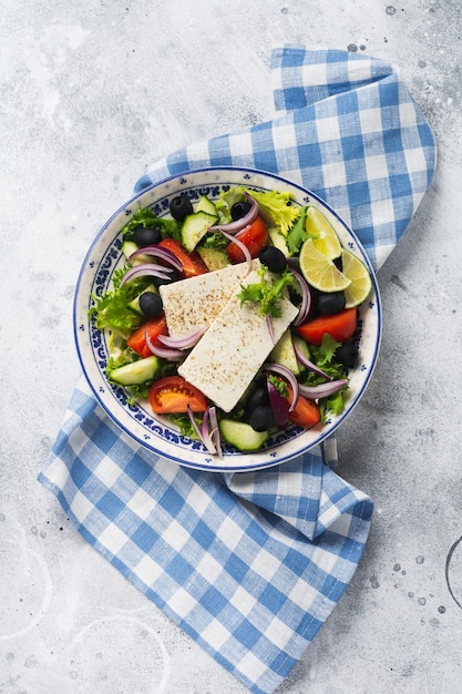 Salade grecque dans une assiette en céramique