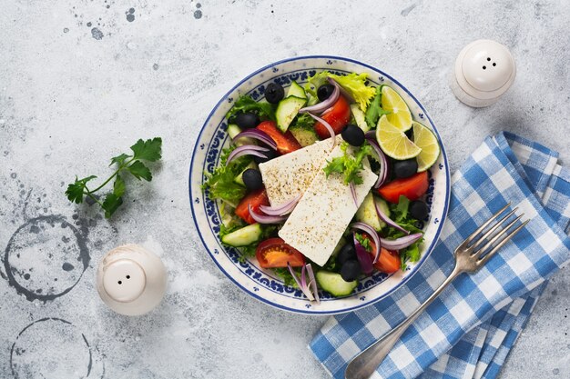 Salade grecque dans une assiette en céramique