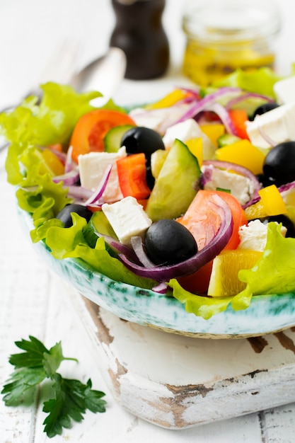 Salade grecque dans une assiette en céramique