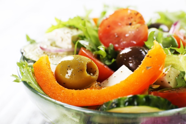 Salade grecque dans un plat en verre libre
