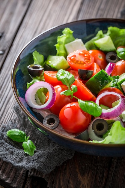 Salade grecque diététique avec fromage feta, olives noires et laitue