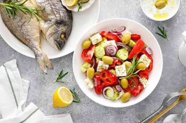 Salade grecque dorade au four poisson dorada et trempette tzatziki alimentation saine régime méditerranéen