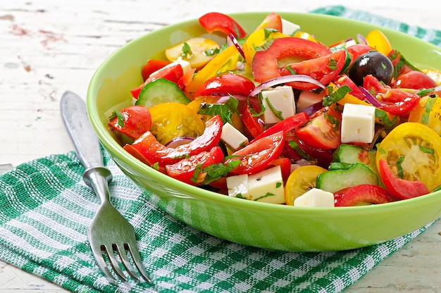 Salade grecque à la feta, tomates cerises et olives noires