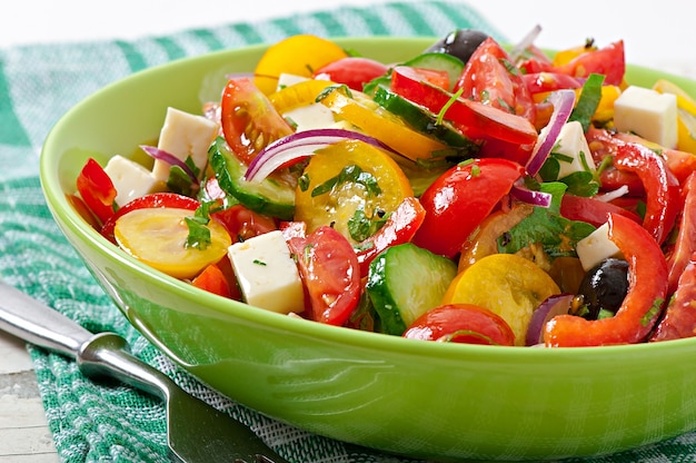 Salade grecque à la feta, tomates cerises et olives noires