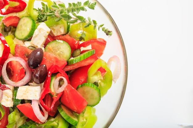 Salade grecque sur fond blanc