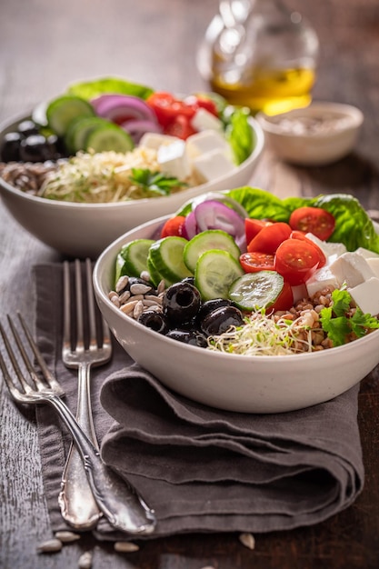 Salade grecque fraîche aux gruaux de sarrasin comme aliment sain