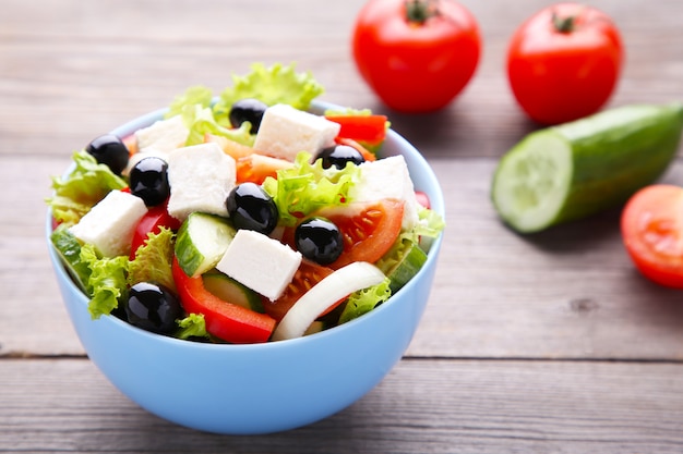 Salade grecque fraîche sur un bol avec des légumes