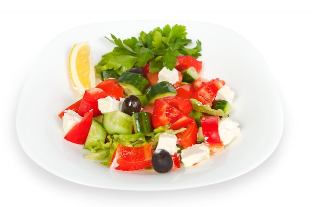 salade grecque fraîche dans un bol blanc