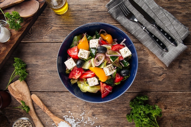 Salade grecque fraîche dans un bol noir