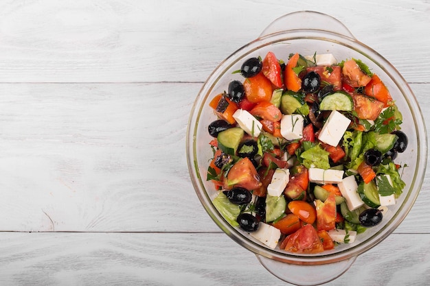 Salade grecque fraîche dans un bol en verre