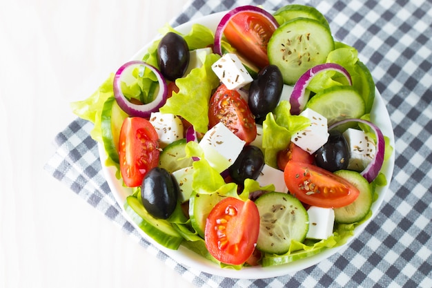 Salade grecque fraîche sur fond en bois.