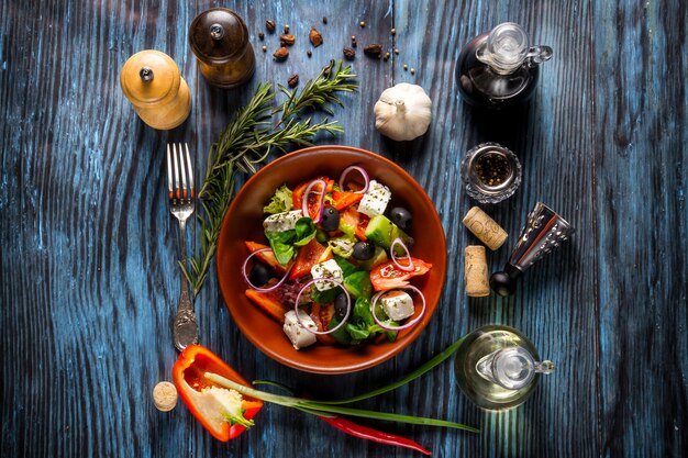 Salade grecque fraîche avec des légumes, du fromage feta et des olives