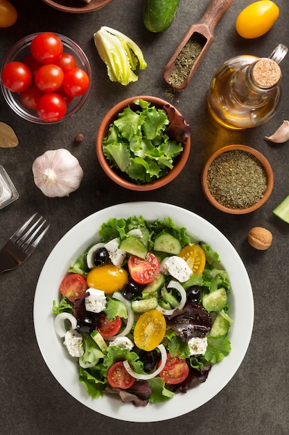 Salade grecque fraîche en plaque sur table en pierre