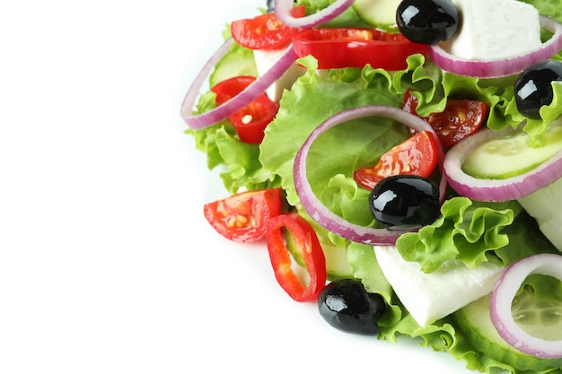 Salade grecque isolée sur blanc