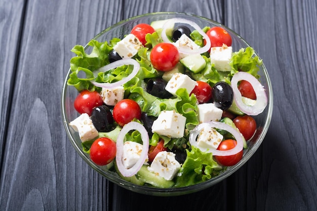 Salade grecque de légumes frais Alimentation saine sur fond de bois
